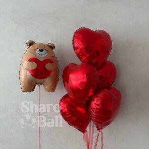 Влюбленный мишка и сердца